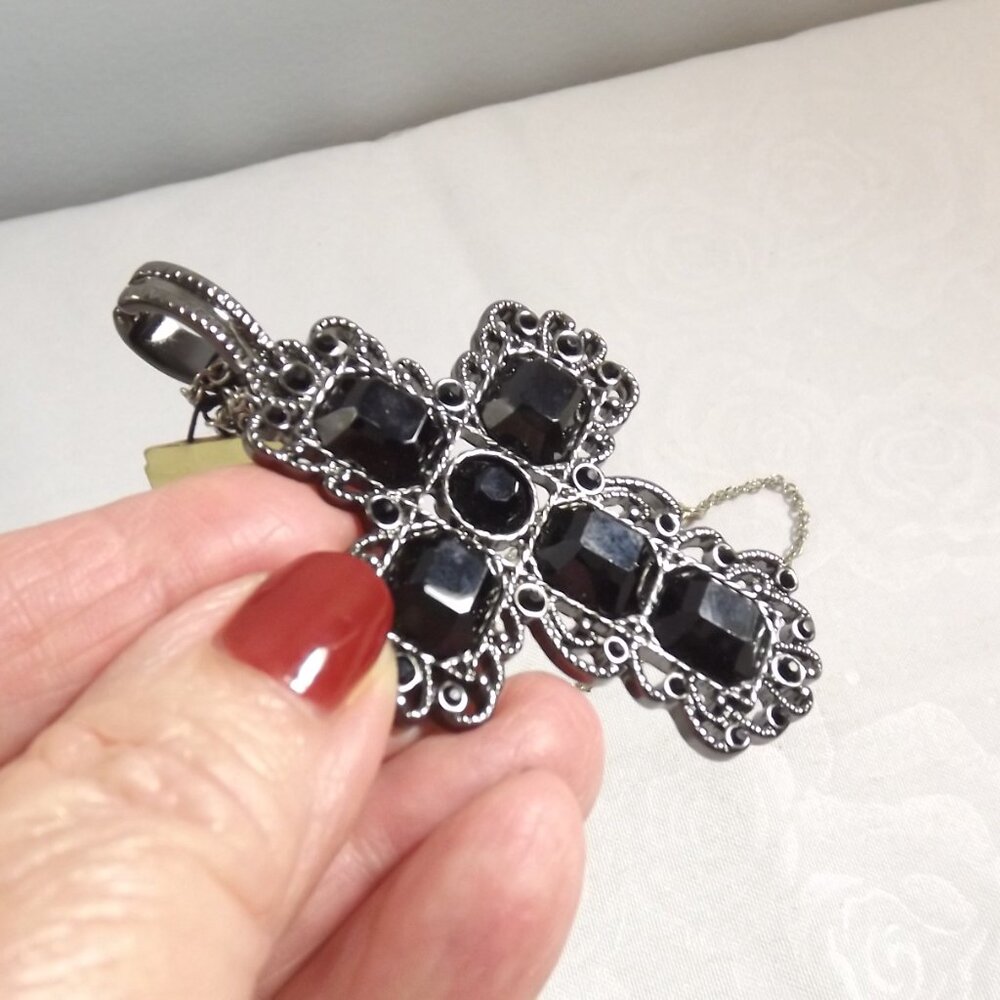 Elegant Black Cross Pendant Necklace - Picture 8 of 9
